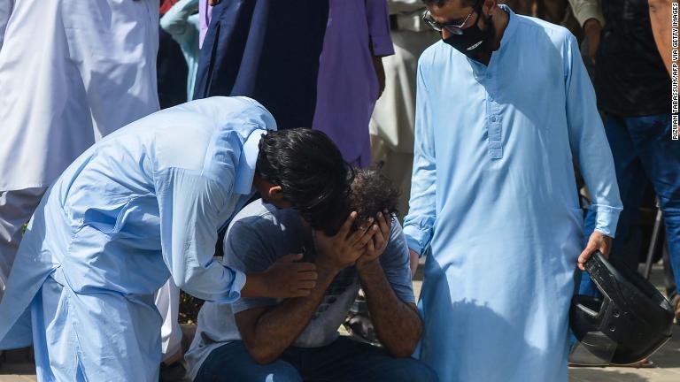 墜落現場近くで悲嘆にくれる人/Rizwan Tabassum/AFP via Getty Images