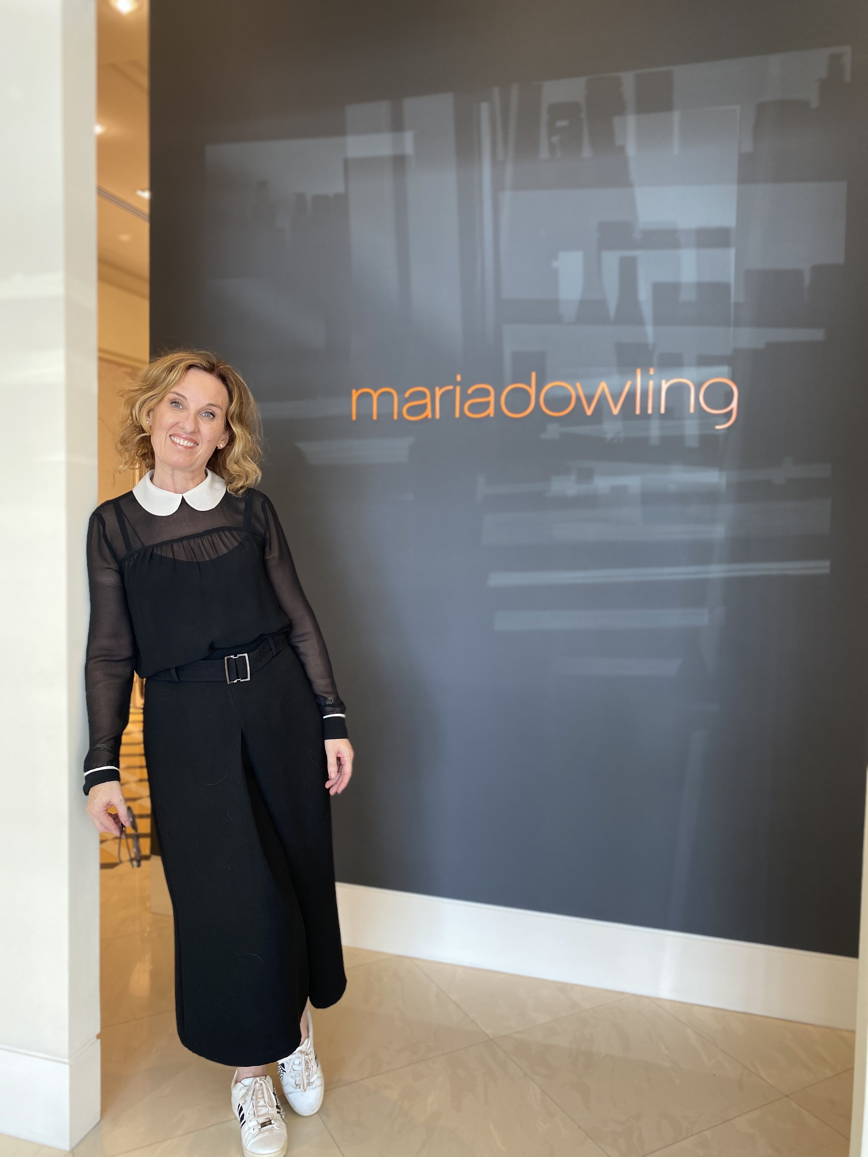 ドバイにある自身のサロンで写真に収まるマリア・ダウリングさん/Courtesy Maria Dowling