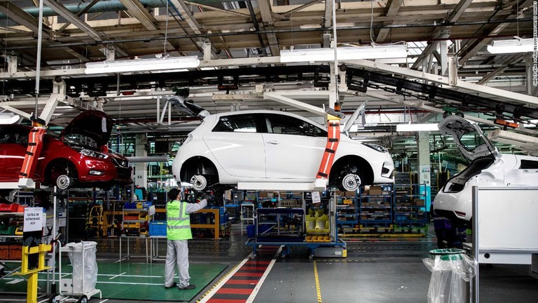 フランスのブルーノ・ルメール経済・財務相は自動車大手ルノーについて、政府支援がなければ「消滅も有り得る」との見方を示した/Christophe Morin/Bloomberg/Getty Images