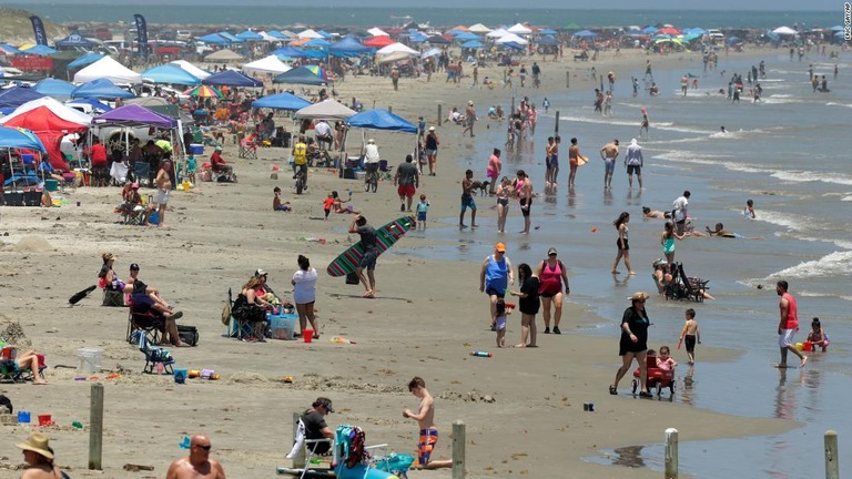 テキサス州のビーチに集まった海水浴客＝２４日/Eric Gay/AP