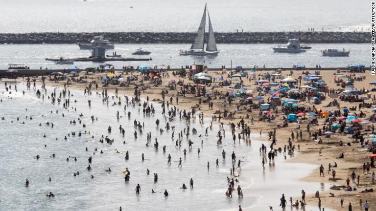 カリフォルニア州のビーチには多くの人が集まった/Eugene Garcia/EPA-EFE/Shutterstock