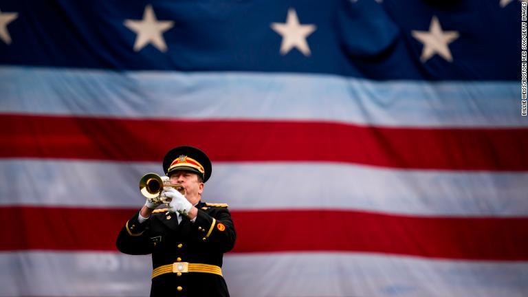 星条旗の前で演奏する元軍人＝ボストンのフェンウェイ・パーク/Billie Weiss/Boston Red Sox/Getty Images