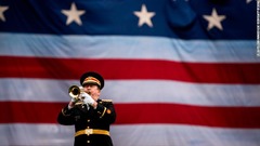 星条旗の前で演奏する元軍人＝ボストンのフェンウェイ・パーク
