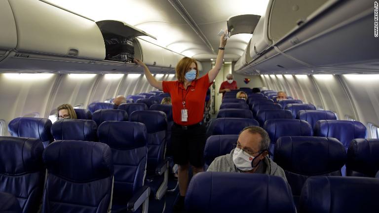 出発前のサウスウエスト便の機内/Charlie Riedel/AP