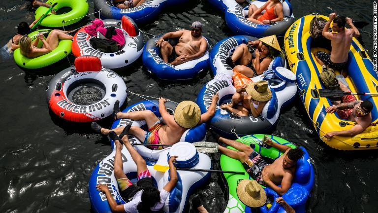 川遊びを楽しむ人々＝カリフォルニア州/Daniel Kim/The Sacramento Bee/AP