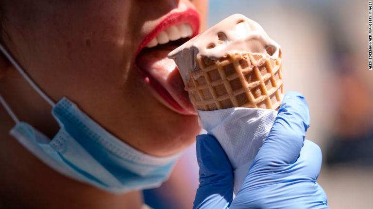 アイスクリームを食べる女性＝２３日、メリーランド州/Alex Edelman/AFP via Getty Images