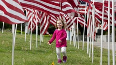 旗の下を歩く子ども＝２３日、マサチューセッツ州