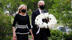 デラウエア州の戦没者慰霊碑で献花するバイデン前副大統領夫妻
