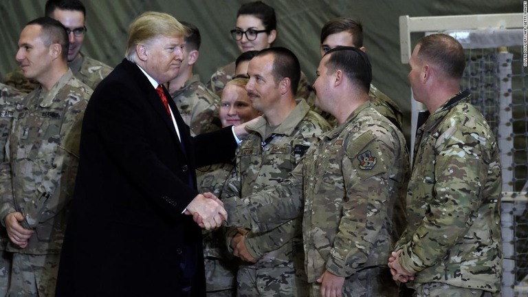 トランプ米大統領がアフガン駐留部隊の早期の撤退を望んでいるという/Oliver Douliery/AFP/Getty Images
