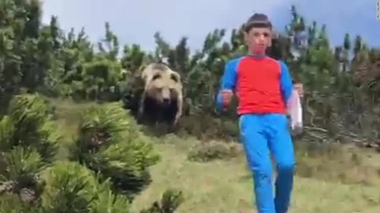 Cnn Co Jp ハイキング中に遭遇したクマが少年を 追跡 動画が話題 イタリア
