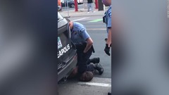 警官のひざで首を押さえつけられた黒人男性が死亡、警官４人免職処分　米ミネソタ州