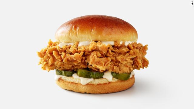 https://www.cnn.co.jp/storage/2020/05/27/7e34d42ed004bd2c4b2bb8a63efcac07/kfc-chicken-sandwich-story-top.jpg
