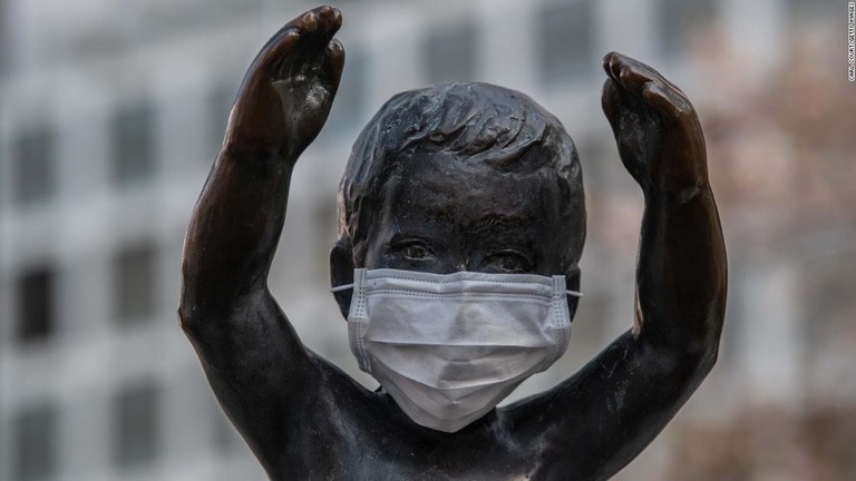 マスクを着用した男の子の像＝４月８日、東京/Carl Court/Getty Images