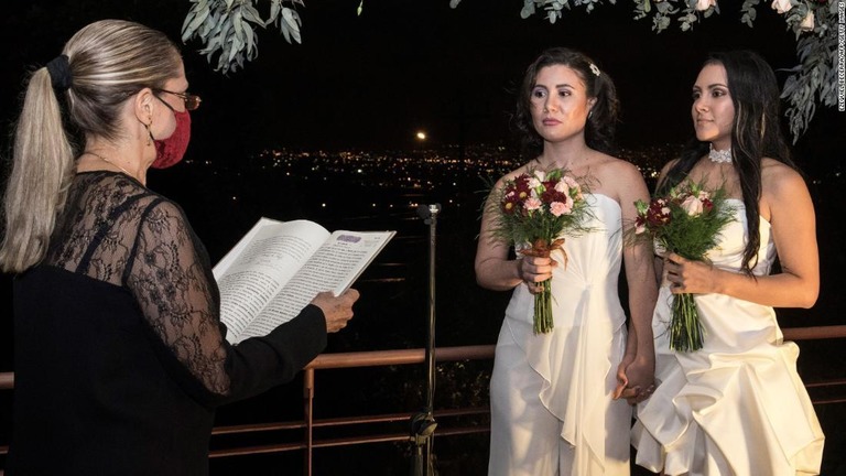 コスタリカのエレディア州で結婚式を行うカップル＝２６日/Ezequiel Becerra/AFP/Getty Images