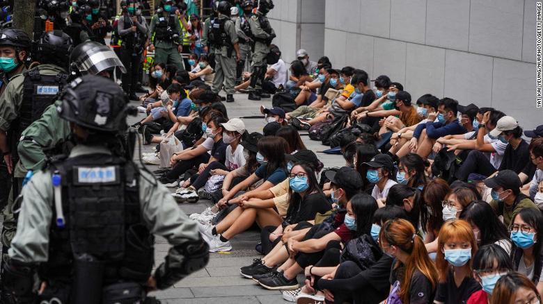 警官隊に包囲される抗議活動の参加者ら/Yat Kai Yeung/NurPhoto/Getty Images