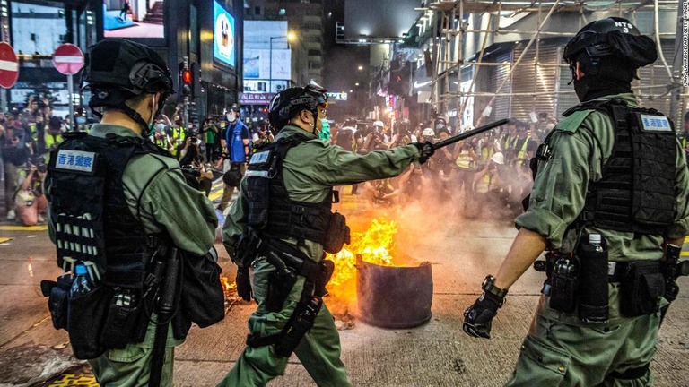 中国全人代が香港の自由を脅かすとされる国家安全法制の導入を採択した/Isaac Lawrence/AFP/Getty Images