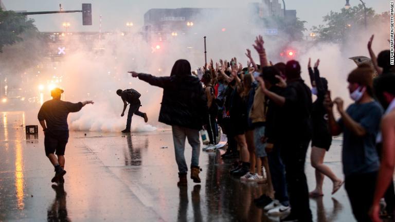 デモ参加者らの前で催涙ガスが撒かれる/Stephen Maturen/Getty Images