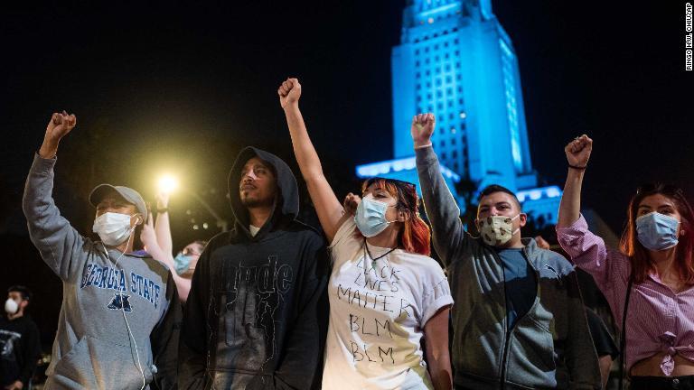 ロサンゼルスのデモに参加した人々/Ringo H.W. Chiu/AP
