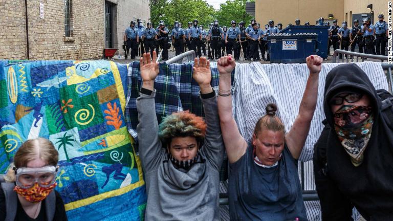 警官隊の前でバリケードを築くデモ参加者ら/Kerem Yucel/AFP/Getty Images