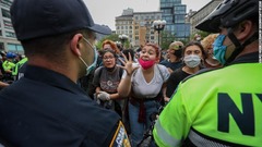 ニューヨークで行われたデモで警官に訴えかける参加者