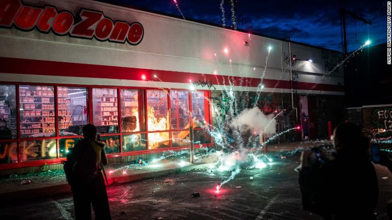 店舗の前で花火が炸裂/Stephen Maturen/Getty Images