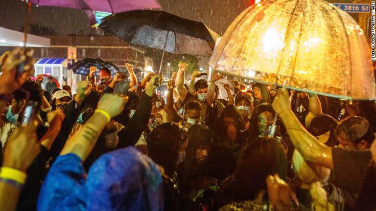 雨の中、フロイドさんが拘束された場所付近に集まるデモ参加者ら/Kerem Yucel/AFP/Getty Images