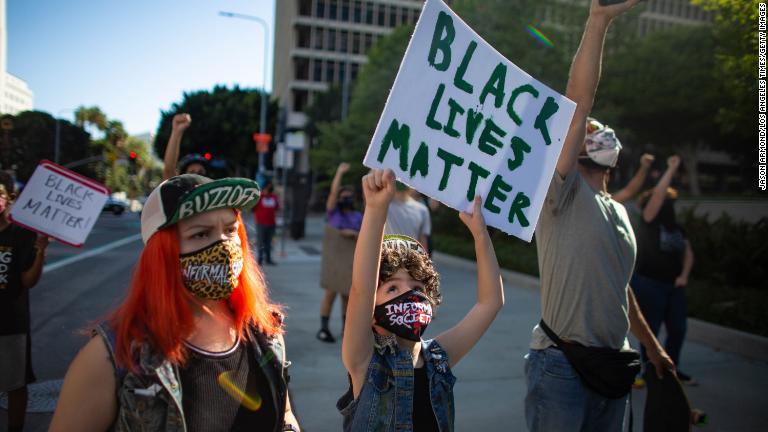 黒人の人命尊重を訴えるデモに参加する母娘/Jason Armond/Los Angeles Times/Getty Images