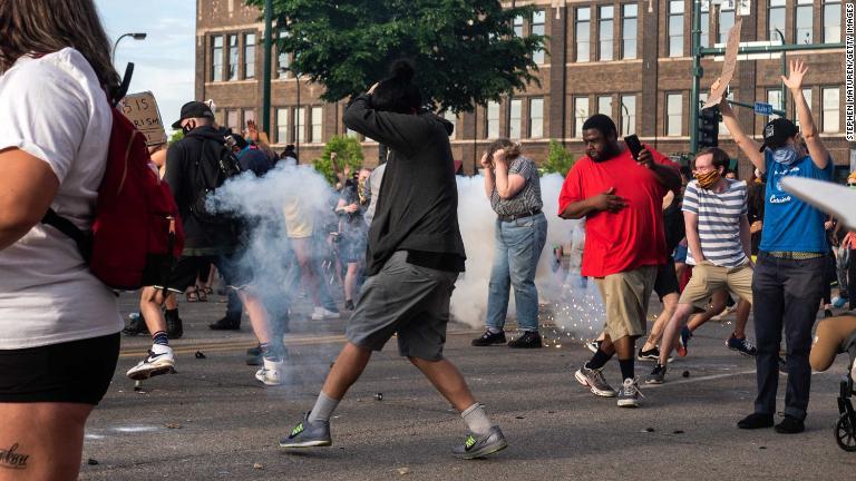 警察から至近距離に投射物を撃ち込まれるデモ参加者ら/Stephen Maturen/Getty Images
