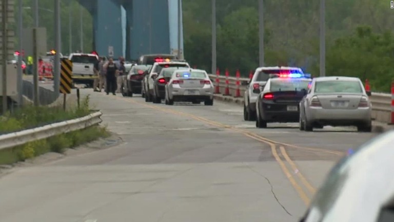 米カンザス州の橋で乱射事件があり、現場に居合わせた兵士が銃撃を阻止した/KSHB