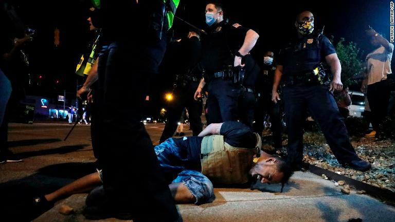 警察から催涙ガスを浴びせられ、苦悶の表情を浮かべるデモ参加者/Patrick Lantrip/Daily Memphian/AP