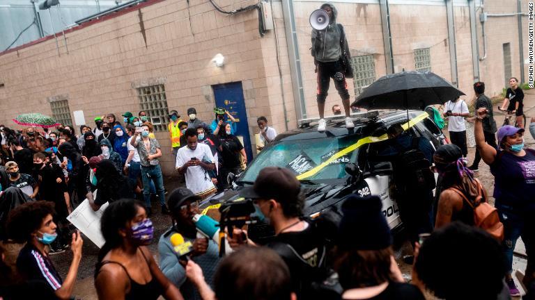 警察車両に破壊行為を加えるデモ参加者ら/Stephen Maturen/Getty Images