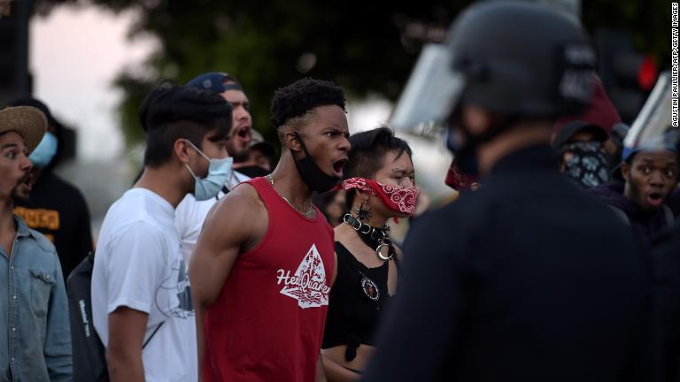 警官と対峙するデモ参加者/Agustin Paullier/AFP/Getty Images