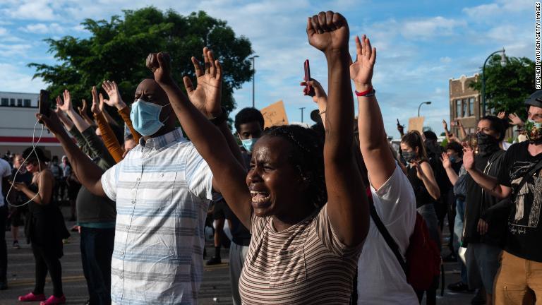 両手を上げて警官隊と対峙するミネアポリスのデモ参加者ら/Stephen Maturen/Getty Images