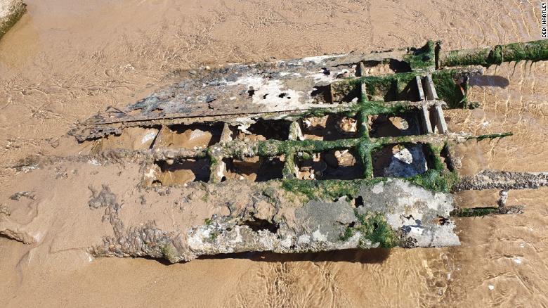 英海岸で砂に埋没の戦闘機残骸を発見、７６年前に墜落