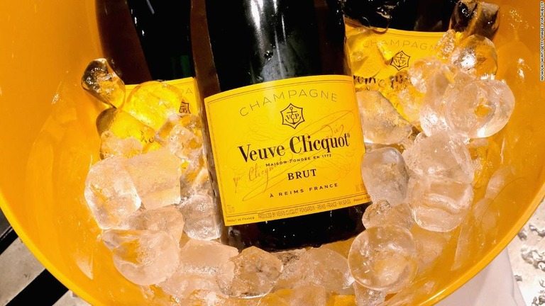 仏ワイン業者が地元の医療従事者にシャンパン５０００本を贈呈するという/Nicholas Hunt/Getty Images for Hublot