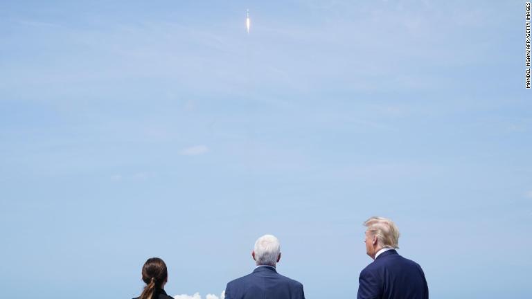 打ち上げを見る、トランプ大統領（右）やペンス副大統領/Mandel Ngan/AFP/Getty Images