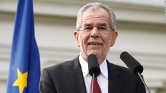 オーストリア大統領謝る、封鎖解除後の初外食で閉店時間違反