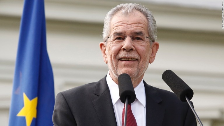 オーストリアのファンダーベレン大統領が新型コロナ対策の規定を破り謝罪/DIETER NAGL/AFP/AFP/Getty Images