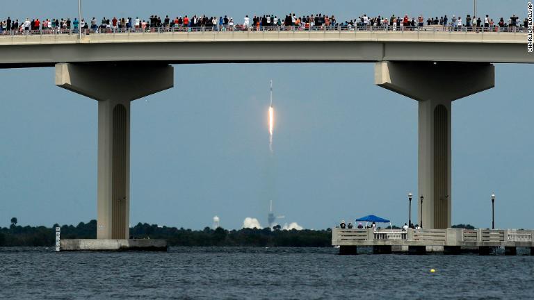 ロケット打ち上げを見守る人々/Charlie Riedel/AP