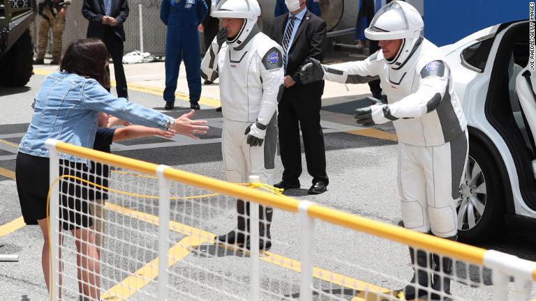 家族にあいさつするベンケン飛行士とハーレー飛行士/Joe Raedle/Getty Images