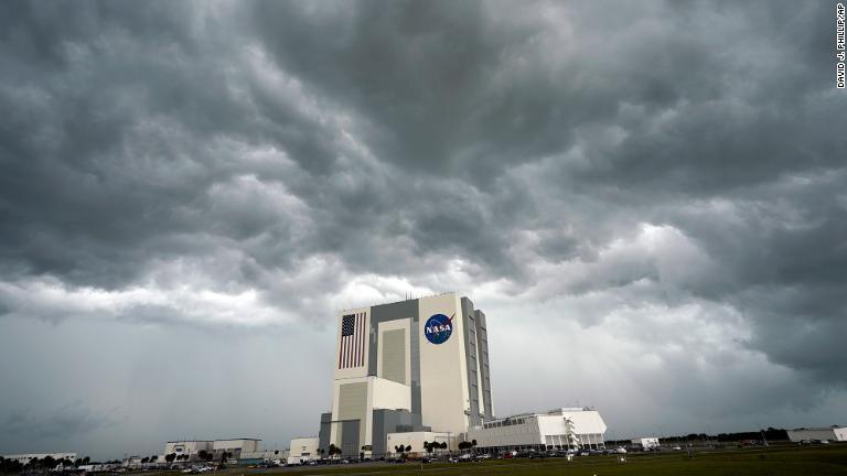 ケネディ宇宙センターの上空にたちこめる雲/David J. Phillip/AP