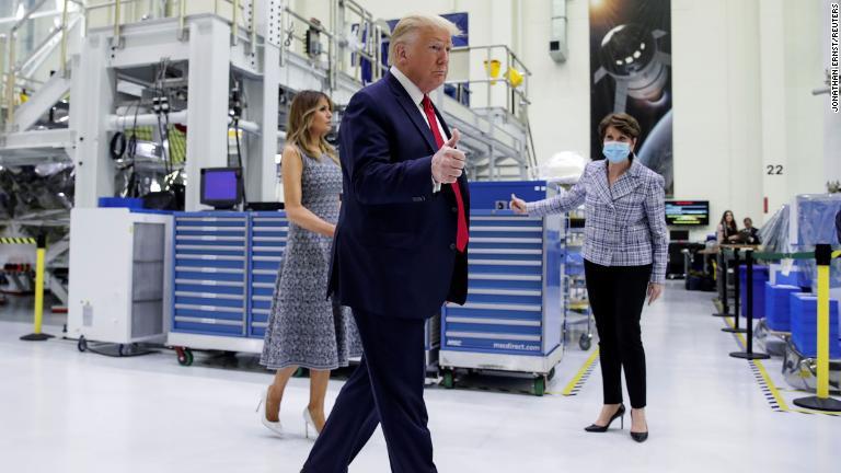 ケネディ宇宙センターを見学するトランプ大統領夫妻/Jonathan Ernst/Reuters