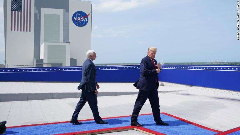 ケネディ宇宙センターに到着したトランプ大統領とペンス副大統領/Mandel Ngan/AFP/Getty Images
