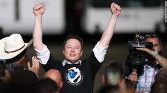 打ち上げをよろこぶ、スペースＸの創業者イーロン・マスク氏