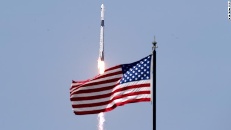 ロケットと星条旗/John Raoux/AP