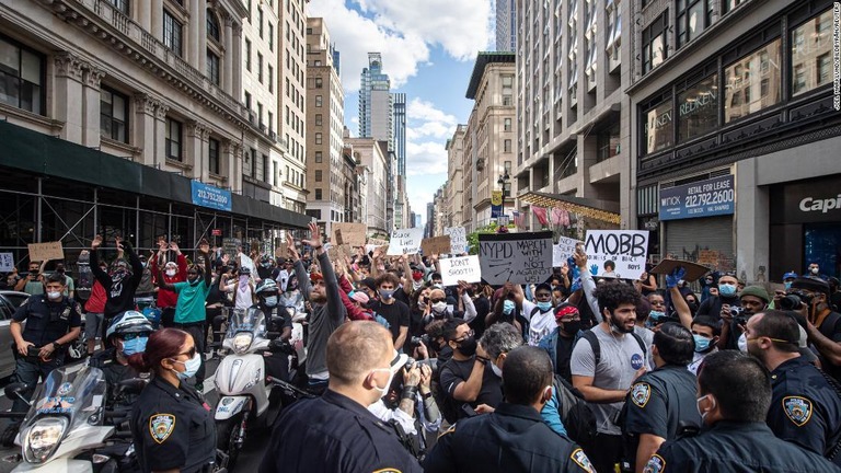 抗議デモを行う人々＝ニューヨーク市５番街/Joel Marklund/BILDBYRÅN/Reuters