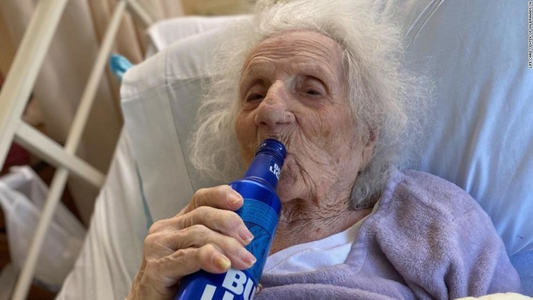 新型コロナから回復の１０３歳女性、冷えたビールで乾杯　米
