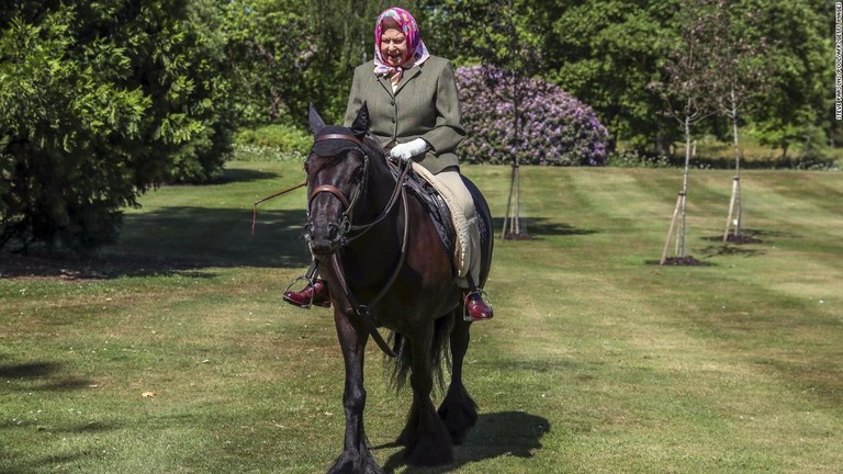 乗馬を楽しむエリザベス女王（９４）の写真が公開された/Steve Parsons/Pool/AFP/Getty Images