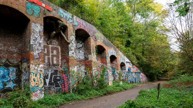 同じくパークランド・ウォーク沿いにあるかつてのクラウチ・エンド駅。コーンウォール地方の伝承に登場する小鬼の姿をした妖精の彫刻が残っている/Sam Mellish/In Pictures/Getty Images