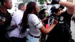 デモで警官に叫んだ男性、催涙スプレーかけられて逮捕　動画が拡散して物議